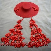 kardinalhat, flad, rund hat med bred skygge og pulden ombundet med snore, hvorfra 15 kvaster hænger ned