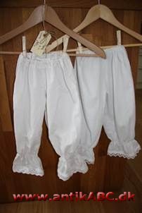 mamelukker (fra arabisk mamluk, slave) lange løse benklædeben med blonder brugt af små piger i første halvdel af 1800-tallet