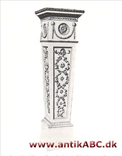 piedestal (italiensk af piede, fod og stållo, standplads) søjlefod, fodstykke til statue, vase o.lign. 

