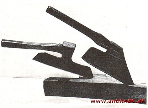 bredbladet tømmerøkse eller forkortelse for automobil
