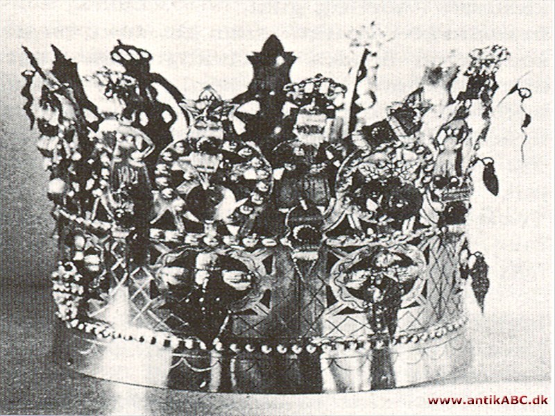  i middelalderen udlåntes kronen på kirkens Mariafigur til jomfruer som stod brud; efter reformationen i slægtens eje.