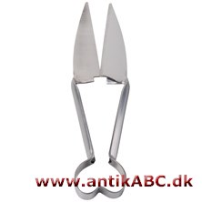  smal fjedrende bøjle udløbende i to modvendte skæreblade, fx fåresaks.