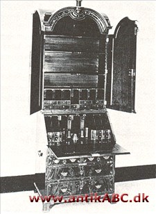 skuffemøbel med skriveklap