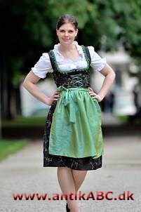 Østrigsk-bayersk bondepigedragt med vid kjole, snævert knappeliv, forklæde