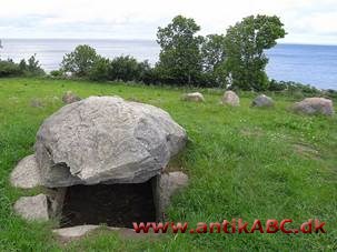  I stenalderen begravede folk deres døde i stengrave, som kaldes langdysser, runddysser og jættestuer