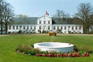  større gård; oprindelig tilhorende »herre« d.v.s. adelsmand