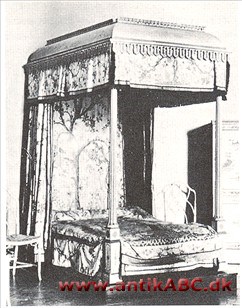  seng med baldakin af træ eller tøj over