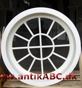  rundvindue med radiale sprosser; i islamistisk arkitektur og derfra i romansk, forløber for gotikens: rosevindue