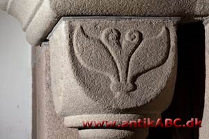 prydelse på middelalderlige søjlebaser og affladning af tømmerstykke, der skal sammenføjes