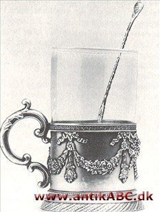  en festlig prydelse, en yndefuld ornamentbue af blade, bånd, blomster og frugter