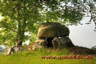 at begrave i en høj; en gravhøj 