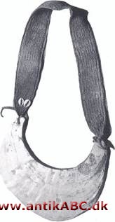  er fremstillet af en guldlæbet muslinge perleskal (meleagrina) udskåret halvmåneformet