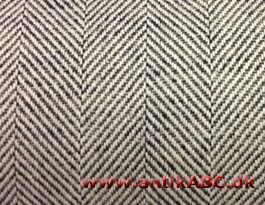 en bort eller frise med streg motiver koncentreret om en midterlinje ganske som benene om en silderygrad