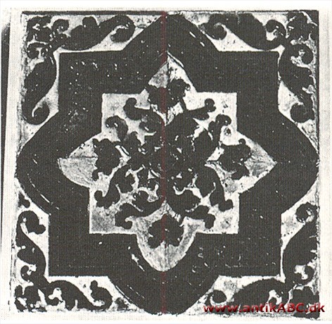  flad, tynd plade af sten, cement, fajance, etc. anvendt til, gulv-, væg-, eller vejbeklædning