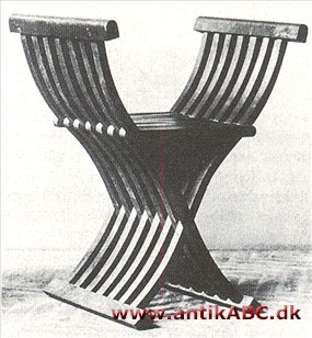  to sammenklappelige X-stillede bukke med hver to ben, man brugte - en type, som har overlevet op til vor egen tid i camping-stole