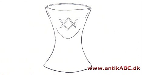 skråvægget glas hvis kumme går lige over i den tykke hule stilk, barokform som blev populær som 1800-tallets brændevinsglas