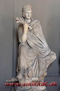  i den græske mytologi velstandens og lykkens gudinde