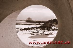  mindre åbning i mur eller dør, uden glas eller lukke