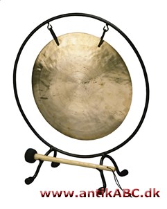  metalskive med ombøjet kant, som man slår på med filtkølle