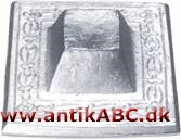 Tinbarrer brugt som betalingsmiddel på Malaccahalvøen, hvor der var rigelige forekomster af tin. De ældste, fra 1500-tallet, er de såkaldte sukkertopbarrer