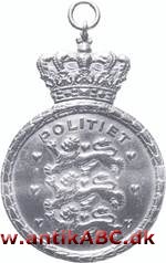 Fra gammel tid har folk i offentlige institutioner i Danmark haft brug for at legitimere sig, så man kunne se, at de var, hvad de udgav sig for