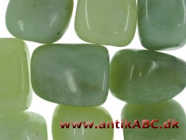 jadegrøn skønt mineralet kan have mange farver også gule og rent grå er tekstilindustnens farvebetegnelse lokaliseret