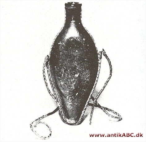 jagtflaske med kort hals og omvendt pæreformet korpus til 1/4 eller 1/8 liter, ofte af blyglas og graveret, i brug til 1900