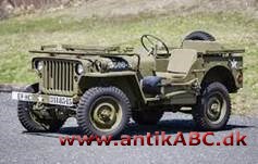 jeep (engelsk udtale af bogstaverne g.p. general purpose car, bil til alle formål) lille firkantet militærbil med 4-hjulstræk