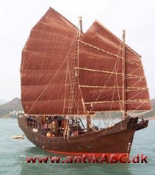 junke [djonke] (fra malajisk dgong) Østasiatisk fladbundet skib