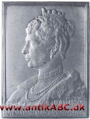 Plakette betegnelsen, som kommer af det franske ord plaquette, anvendes som fællesnævner for en række medaljelignende genstande 