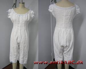 kvindeundertøj med chemise og bukser ud i eet fra 1840erne
