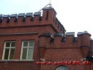 Kommer af latin og betyder indsnit eller skår - oprindelig skydeskår på arkitektur, men forekommer også som prydværk på gotiske møbler samt i heraldik