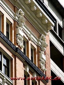 En gesims er et vandretliggende, fremstående bånd, der danner en overgang mellem to facadedele, eller mellem tag og facade