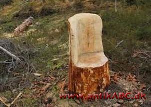 Kubbestolen blev oprindelig lavet af en svær træstamme, det nederste parti udhuledes ofte for at gøre møblet lidt lettere
