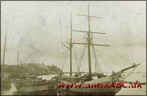 kuf, Er et mindre, tomastet sejlskib med fladbundet skrog og runde, fyldige stævne, især brugt til flodsejlads i Holland og Tyskland 