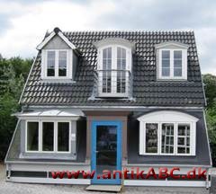 kvist, udbygning, som springer ud fra taget på et hus