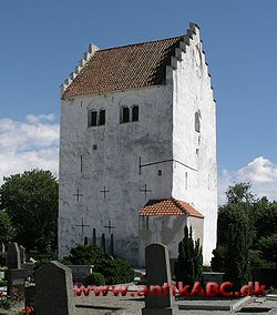 kastal (af latin castellum, lille fæstning) tårnlignende fæstningsbygning ved middelalderlig kirke, særlig på Gotland