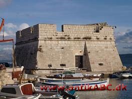 kastel (af latin castellum, lille fæstning, skanse) mindre fæstning