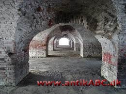 katakombe (af græsk kata, ned og kymbe, hule) underjordisk gang med gravkamre