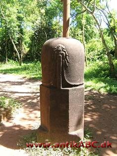 Linga, lingam, den indiske gud Shivas symbol, stiliseret fallos, ofte på yoni
