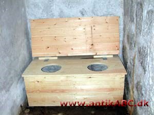 

lokum (latin sted) ældre betegnelse for nødtørftsrum, das, toilet, hemmelighed