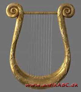  strengeinstrument eller hul i taget hvor røgen fra ildstedet kunne trække ud