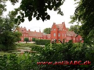Løvenborg hed oprindelig Ellinge og hørte sammen med landsbyen af samme navn under Roskilde bispestol fra 1200-tallet og frem til reformationen