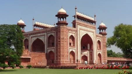 mahal (af sanskrit maha, stor) indisk islamisk palads