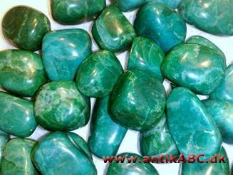 Malakit er kobbermalm med en smuk grøn farve, bl.a. benyttet til smykkesten 
