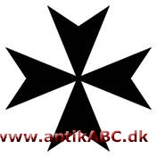 Et ligearmet kors bestående af fire figurer som pilespidser, der mødes i centrum