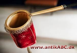 klingbøjtel (tysk af klingen, klinge og beutel, pung) pose med klokke på stang til kollekt i kirken