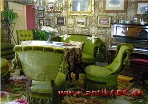 Klunkestilen er opkaldt efter de frynsede runde kvaste (klunker) der prydede de tunge gardiner, møbler etc. Kaldes også stilforvirringen