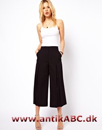 knæbukser, rokokoens mandsbukser; vide til 1780, derefter snævrere = culottes