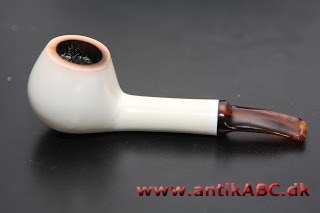 merskum (tysk' havskum) mineral anvendt til pibehoveder; i rå tilstand gullig hvid, i tilrøget rødbrun